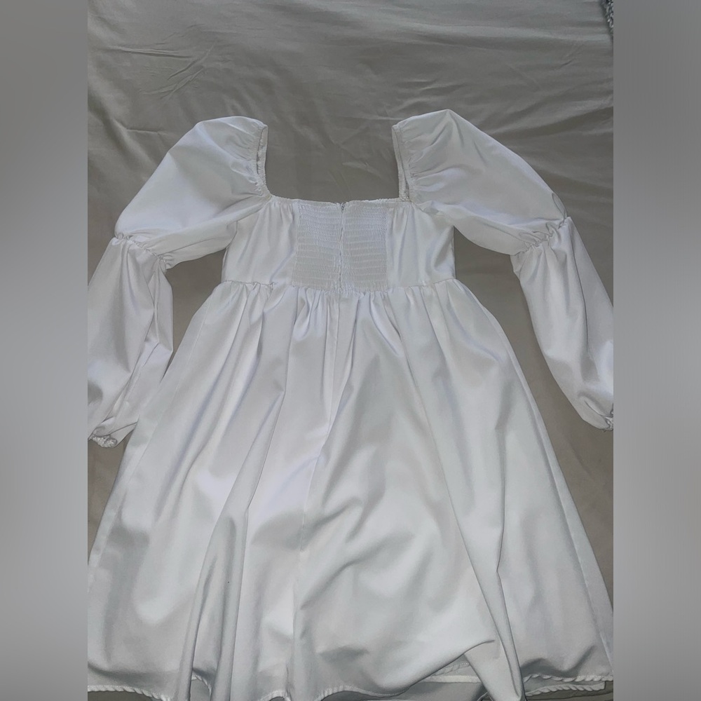 White puffy sleeve dress